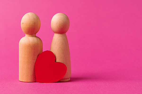 포토 JPG 해외이미지 커플 행복 백그라운드 컨셉 가족 사람모양 함께함 사랑 사람 사람없음 목재 미니어처 피규어 하트 말_게임 분홍색배경 해외포토 모양 나무 감정 분홍색 재료 관계 모형 게임 파일형식 이미지허브