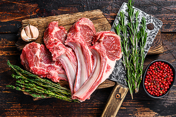 포토 JPG 해외이미지 식재료 실내 생고기 사람없음 하이앵글 날것 양고기 나무도마 양갈비 나무배경 해외포토 뷰포인트 백그라운드 도마 육류 내부 목재 파일형식 이미지허브
