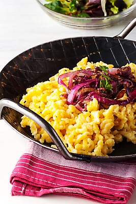 포토 JPG 해외이미지 전통 접시 음식 양파 치즈 파스타 파슬리 손잡이 요리 사람없음 보라색 튀김 그릴 먹기 철 국수 반죽 전문 채식주의자 바이에른사람 해외포토 식기 컬러 채소 모션 주방용품 유제품 서양음식 면류 채식 파일형식 이미지허브