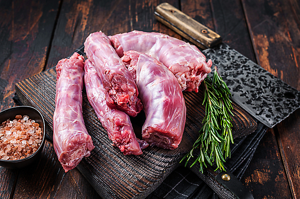 포토 JPG 해외이미지 그릇 실내 사람없음 신선 날것 목 식칼 로즈메리 칠면조고기 나무배경 핑크솔트 해외포토 식기 백그라운드 주방용품 육류 내부 신체부위 허브 소금 파일형식 이미지허브