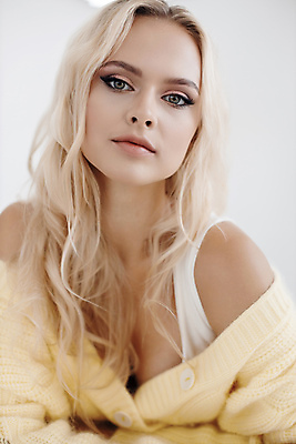 포토 JPG 해외이미지 백인 모델 라이프스타일 손 응시 여자 행복 얼굴 크리스마스 겨울 휴식 주택 실내 따뜻함 한명 사람 앉기 성인 금발 뷰티 유행 방 잡기 도시 스웨터 리빙 양모 안락 해외포토 서양인 1 헤어스타일 시선 계절 기념일 감정 컨셉 상의 모션 내부 건물 생활 신체부위 직물 파일형식 이미지허브