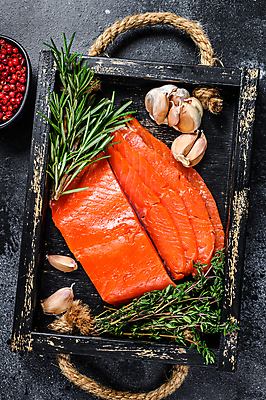 포토 JPG 해외이미지 그릇 검은배경 실내 마늘 사람없음 하이앵글 허브 날것 연어 후추 로즈메리 토막 나무쟁반 훈제연어 해외포토 식물 식기 뷰포인트 백그라운드 채소 쟁반 어류 내부 목재 검은색 향신료 훈제 파일형식 이미지허브
