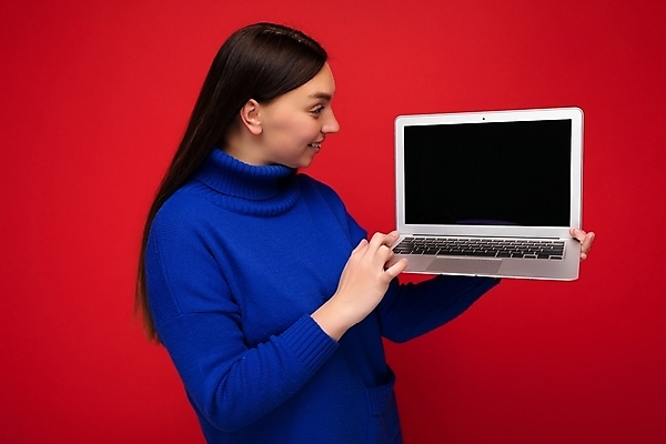 포토 JPG 해외이미지 직업 학생 갈색머리 기술 한명 빨간색 노트북 학습 스터디 컴퓨터 갈색 디지털 스크린 모니터 웹 키보드 업무 작업 네트워크 자르기 스웨터 무선전화기 온라인 소셜 프리랜서 목업 카피스페이스 해외포토 1 헤어스타일 교육 컬러 상의 인터넷 모션 사람 전자제품 공백 전화기 파일형식 이미지허브