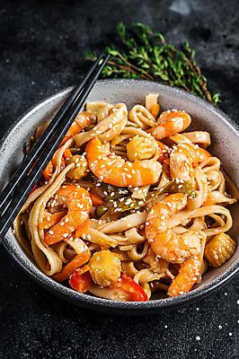 포토 JPG 해외이미지 접시 젓가락 검은배경 새우 실내 사람없음 해물요리 해산물 백리향 볶음우동 야끼우동 해외포토 식기 음식 백그라운드 수저 갑각류 내부 검은색 우동 파일형식 이미지허브