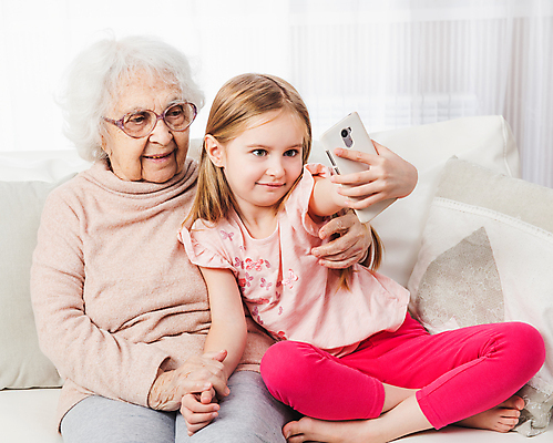 포토 JPG 해외이미지 전신 응시 여자 노년 할머니 어린이 허리손 가족 손녀 실내 들기 앉기 상반신 두명 스마트폰 소파 셀프카메라 조부모 여자만 안경낌 해외포토 시선 안경 포즈 의자 관계 모션 사람 성인 내부 핸드폰 스마트기기 사진촬영 손주 파일형식 이미지허브