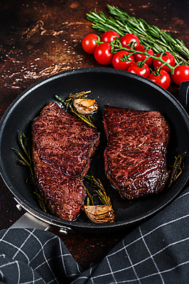 포토 JPG 해외이미지 방울토마토 실내 마늘 스테이크 비프스테이크 사람없음 소고기 식탁보 프라이팬 로즈메리 나무배경 해외포토 백그라운드 토마토 채소 주방용품 서양음식 육류 내부 허브 파일형식 이미지허브