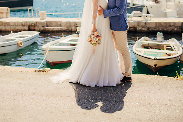 포토 JPG 해외이미지 주간 전신 커플 여자 남자 허리손 결혼 그림자 서기 들기 성인 야외 두명 옆모습 다정 부둣가 신랑신부 성인만 해외포토 자연요소 신부_웨딩 뷰포인트 포즈 신랑 컨셉 관계 모션 사람 이벤트 항구 파일형식 이미지허브