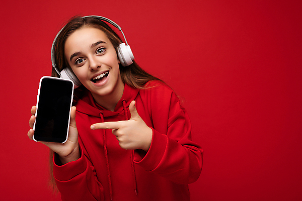 포토 JPG 해외이미지 행복 어린이 음악 이어폰 인터넷 노래 모바일 한명 스마트폰 핸드폰 헤드폰 듣기 MP3 자르기 긍정 오디오 블루투스 목업 해외포토 1 감정 음향기기 컨셉 모션 문화예술 사람 전자제품 스마트기기 파일형식 이미지허브