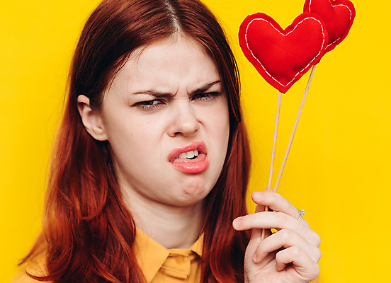 포토 JPG 해외이미지 모양 백인 모델 응시 드레스 여자 행복 감정 종이 분홍색 백그라운드 발렌타인데이 사랑 한명 서기 사람 인종 성인 빨간색 노란색 유행 맑음 기쁨 하트 시원함 만족 긍정 슛 길이 구역 스타일 유일 해외포토 서양인 1 시선 옷 컬러 컨셉 모션 데이이벤트 날씨 파일형식 이미지허브