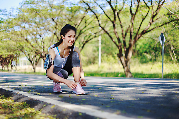 포토 JPG 해외이미지 백인 라이프스타일 공원 여자 행복 음악 스포츠 이어폰 신발 태국 한국 건강 한명 사람 앉기 동양인 성인 야외 여름 빛 스마트폰 핸드폰 달리기 조깅 운동 일본 중국 일몰 듣기 연습 준비 마라톤 달리기선수 운동화끈 해외포토 레이스천 서양인 1 계절 공공시설 감정 아시아 음향기기 모션 문화예술 인종 경기 생활 전자제품 스마트기기 노을 직물 끈 육상스포츠 육상선수 파일형식 이미지허브