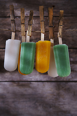 포토 JPG 해외이미지 줄 아이스크림 매달리기 그림자 사람없음 여러개 나무집게 나무배경 해외포토 다수 백그라운드 모션 디저트 집게 목재 파일형식 이미지허브