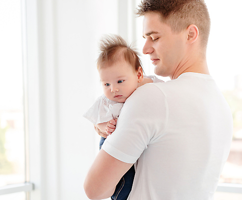 포토 JPG 해외이미지 응시 여자 남자 딸 안기 실내 상반신 성인 두명 옆모습 육아 아기 아빠 돌봄 부녀 육아대디 해외포토 시선 뷰포인트 가족 모션 사람 내부 파일형식 이미지허브