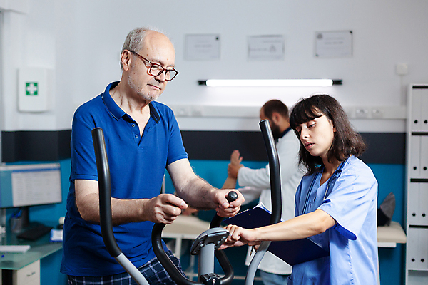 포토 JPG 해외이미지 노년 건강 들기 여러명 상반신 성인 앞모습 옆모습 치료 운동 운동기구 환자 간호사 의사 잡기 도움 돌봄 물리치료 물리치료사 서류판 재활 재활운동 해외포토 뷰포인트 다수 컨셉 의학 모션 사람 사무용품 헬스 의료진 치료사 파일형식 이미지허브