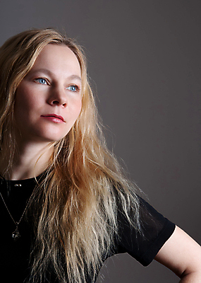 포토 JPG 해외이미지 백인 긴머리 헤어스타일 응시 여자 얼굴 건강 한명 사람 20대 성인 세로 30대 빛 금발 뷰티 유행 검은색 표현 신선 우아함 피부 순수 입술 내추럴 스타일 성인여자만 해외포토 서양인 1 시선 컬러 컨셉 청년 신체부위 장년 여자만 성인만 파일형식 이미지허브