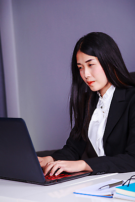 포토 JPG 해외이미지 직업 응시 여자 행복 안경 커피 인터넷 비즈니스 창문 태국 성공 노동자 직장 한국 한명 미소 사람 앉기 동양인 정장 성인 책 컵 노트북 컴퓨터 사무실 펜 일본 공책 중국 업무 작업 블라인드 비즈니스우먼 책상 경영자 해외포토 1 식기 시선 잡화 옷 감정 아시아 음료 가구 컨셉 회사 모션 문구용품 표정 인종 전자제품 필기구 커튼 직장인 리더 파일형식 이미지허브