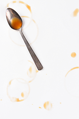 포토 JPG 해외이미지 종이 음료 사람없음 갈색 숟가락 흰색 반지 얼룩 머리위 카피스페이스 해외포토 컬러 장신구 수저 공백 파일형식 이미지허브