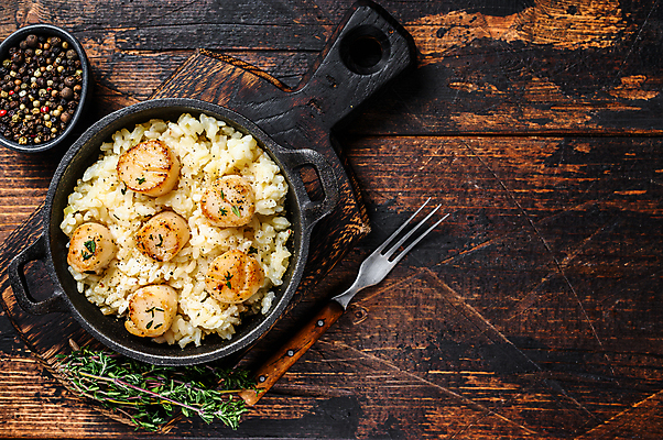 포토 JPG 해외이미지 그릇 포크 실내 사람없음 하이앵글 해물요리 냄비 허브 해산물 가리비 관자 나무도마 리조또 통후추 나무배경 해외포토 식물 식기 음식 뷰포인트 백그라운드 조개 도마 내부 목재 솥 후추 파일형식 이미지허브