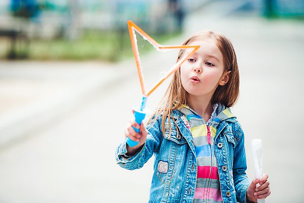 포토 JPG 해외이미지 라이프스타일 응시 공원 여자 어린이 놀이 지팡이 한명 들기 상반신 야외 앞모습 아웃포커스 물 놀람 봄 도시 비눗방울 불기 비누 비누방울놀이 소녀한명만 해외포토 자연요소 1 시선 계절 공공시설 감정 뷰포인트 모션 촬영기법 표정 사람 생활 위생용품 여자한명만 소녀만 파일형식 이미지허브