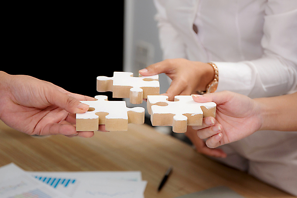 포토 JPG 해외이미지 직업 여자 남자 조각 컨셉 비즈니스 통신 성공 협력 설계 아이디어 함께함 실내 관리 한명 사람 친구 화목 우정 잡기 업무 퍼즐 그룹 선택 계획 연결 결합 심볼 동료 오브젝트 긍정 나눔 해결 마케팅 지원 콜라보레이션 해외포토 1 관계 모션 내부 작업 파일형식 이미지허브