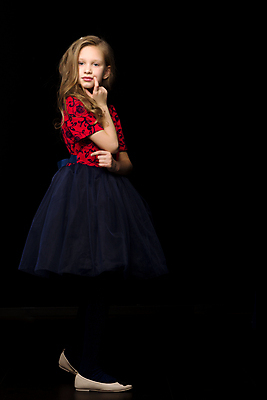 포토 JPG 해외이미지 전신 백인 응시 여자 어린이 포즈 검은배경 실내 한명 서기 옆모습 턱괴기 발레리나 발레복 발레옷 소녀한명만 해외포토 서양인 1 시선 옷 뷰포인트 백그라운드 모션 사람 내부 검은색 발레 여자한명만 소녀만 파일형식 이미지허브