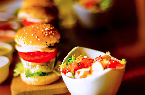 포토 JPG 해외이미지 그릇 패스트푸드 실내 사람없음 아웃포커스 샐러드 햄버거 인스턴트 정크푸드 나무도마 해외포토 식기 음식 도마 촬영기법 내부 목재 파일형식 이미지허브