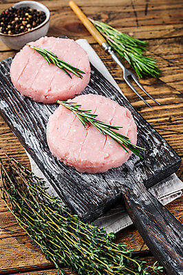 포토 JPG 해외이미지 그릇 포크 실내 사람없음 아웃포커스 닭고기 신선 날것 후추 패티 로즈메리 나무도마 백리향 나무배경 해외포토 식기 백그라운드 도마 촬영기법 육류 내부 목재 허브 향신료 파일형식 이미지허브