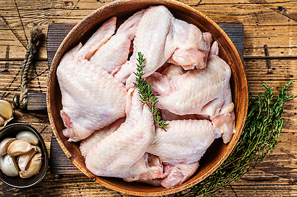 포토 JPG 해외이미지 그릇 실내 마늘 사람없음 하이앵글 닭고기 신선 날것 나무그릇 나무도마 닭날개 백리향 나무배경 해외포토 식기 뷰포인트 백그라운드 채소 도마 육류 내부 목재 파일형식 이미지허브