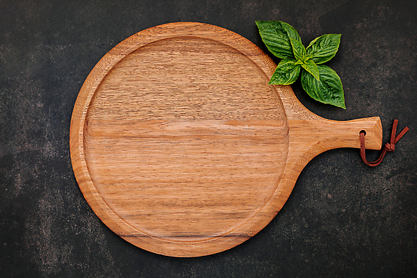 포토 JPG 해외이미지 잎 주방용품 검은배경 손잡이 사람없음 하이앵글 나무도마 콘크리트 플랫레이 카피스페이스 해외포토 식물 뷰포인트 생활용품 백그라운드 도마 목재 검은색 공백 플랫 파일형식 이미지허브