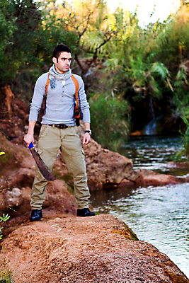 포토 JPG 해외이미지 남자 무기 포즈 한명 사람 성인 물 총 흐름 바위 잡기 위험 모험가 어깨 사냥꾼 영웅 보물 혼자 해외포토 자연요소 직업 1 컨셉 모션 신체부위 돌_바위 파일형식 이미지허브