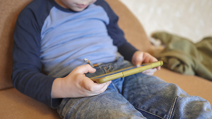 포토 JPG 해외이미지 백인 손 응시 교육 아들 얼굴 어린이 인터넷 놀이 모바일 주택 세포 실내 한명 사람 앉기 소년 스마트폰 핸드폰 학습 유치원 게임 바이러스 전화기 스마트 영화 온라인 중독 고립 전염병 해외포토 서양인 1 시선 남자 컨셉 가족 모션 문화예술 내부 건물 신체부위 전자제품 스마트기기 질병 파일형식 이미지허브