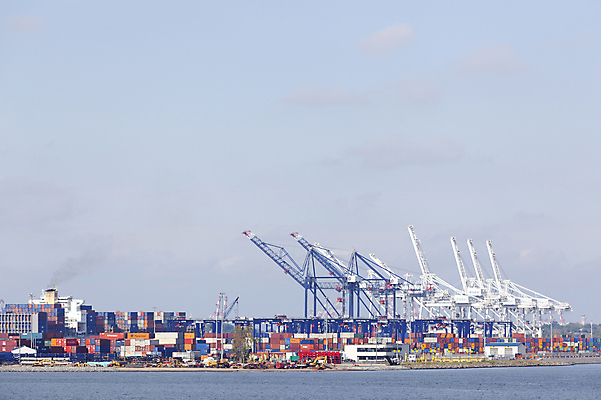 포토 JPG 해외이미지 구름 산업 바다 비즈니스 교통시설 하늘 사람없음 야외 빨간색 물 파란색 컬러풀 글로벌 쌓기 금속 항구 일몰 장비 거래 화물 보트 상품 컨테이너 기중기 무역 상업 포트 무거움 나루 수입 터미널 해외포토 자연요소 컬러 교통 배_교통 모션 재질 노을 운송업 중장비 무게 시설 파일형식 이미지허브