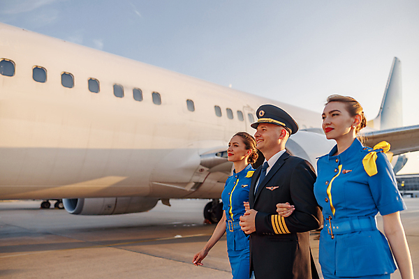 포토 JPG 해외이미지 주간 백인 여자 남자 행복 비행기 함께함 상반신 성인 야외 옆모습 세명 팔짱 파일럿 승무원 항공 성인만 해외포토 자연요소 서양인 직업 감정 뷰포인트 컨셉 항공교통 모션 대중교통 사람 파일형식 이미지허브