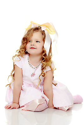 포토 JPG 해외이미지 전신 응시 드레스 여자 리본 어린이 포즈 실내 한명 앉기 앞모습 귀여움 흰배경 소녀한명만 해외포토 1 시선 옷 뷰포인트 백그라운드 컨셉 모션 사람 내부 흰색 여자한명만 소녀만 파일형식 이미지허브