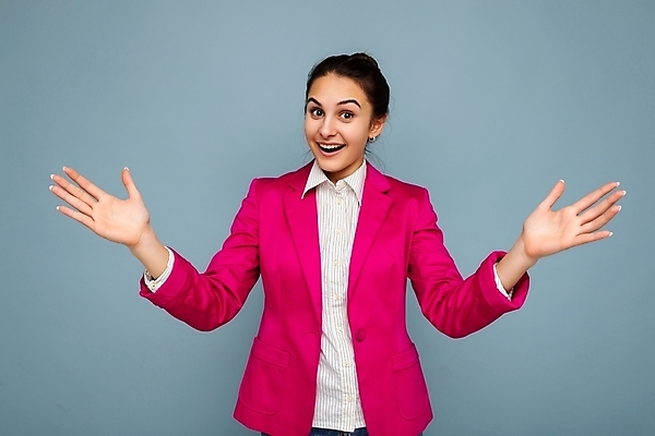 포토 JPG 해외이미지 여자 행복 감정 분홍색 백그라운드 셔츠 갈색머리 한명 사람 성인 파란색 유행 놀람 공백 재킷 흰색 우아함 검은머리 만족 긍정 고립 진실 스타일 카피스페이스 해외포토 1 헤어스타일 컬러 컨셉 상의 표정 외투 파일형식 이미지허브