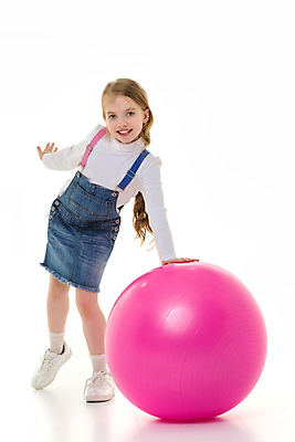 포토 JPG 해외이미지 백인 라이프스타일 여자 행복 어린이 스포츠 백그라운드 장난 공 놀이 건강 한명 미소 웃음 사람 빨간색 장난감 운동 뷰티 활발 기쁨 게임 흰색 아기 작음 큼 체조 고립 튕기기 해외포토 서양인 1 감정 컬러 컨셉 모션 표정 생활 크기 파일형식 이미지허브