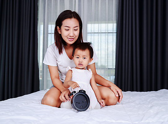 포토 JPG 해외이미지 백인 여자 딸 행복 어린이 시계 창문 가족 침구 태국 놀이 엄마 새로움 주택 한국 실내 사랑 한명 미소 사람 동양인 소년 일본 중국 기쁨 침실 방 흰색 침대 아기 잡기 작음 공포 돌봄 해외포토 서양인 1 남자 감정 아시아 컬러 가구 컨셉 관계 모션 표정 인종 내부 건물 크기 파일형식 이미지허브