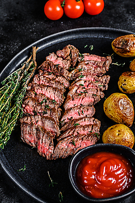 포토 JPG 해외이미지 접시 방울토마토 단면 실내 스테이크 비프스테이크 사람없음 소고기 케첩 슬라이스 구운감자 백리향 해외포토 식기 토마토 감자 서양음식 육류 내부 소스_음식 파일형식 이미지허브