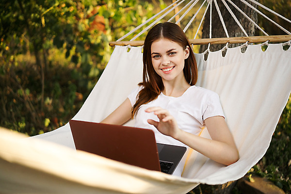 포토 JPG 해외이미지 주간 나무 응시 여자 자연 한명 미소 상반신 성인 야외 앞모습 아웃포커스 노트북 눕기 해먹 성인여자한명만 해외포토 자연요소 식물 1 시선 뷰포인트 모션 촬영기법 표정 사람 전자제품 침대 생태계 여자한명만 성인여자만 파일형식 이미지허브