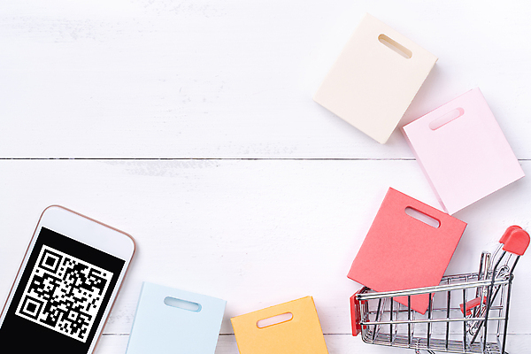 포토 JPG 해외이미지 실내 사람없음 스마트폰 쇼핑 쇼핑백 쇼핑카 미니어처 오브젝트 흰배경 온라인쇼핑 모바일쇼핑 QR코드 해외포토 백그라운드 가방 내부 핸드폰 스마트기기 모형 카트 흰색 온라인 파일형식 이미지허브