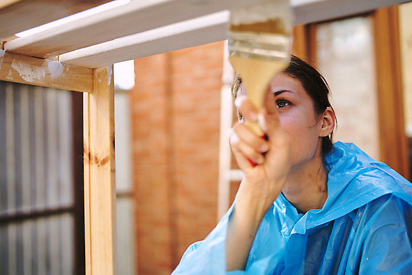 포토 JPG 해외이미지 여자 한명 들기 상반신 성인 목재 옆모습 올려보기 페인트칠 집중 바르기 페인트붓 목공예 목재가구 셀프 성인여자한명만 셀프인테리어 해외포토 나무 1 뷰포인트 가구 컨셉 재료 모션 페인팅 사람 인테리어 붓 공예 여자한명만 성인여자만 파일형식 이미지허브