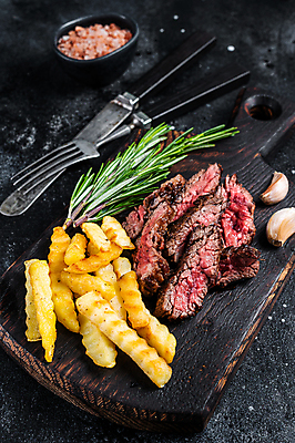 포토 JPG 해외이미지 포크 검은배경 단면 실내 마늘 스테이크 비프스테이크 사람없음 소고기 감자튀김 나이프 로즈메리 나무도마 핑크솔트 해외포토 식기 백그라운드 채소 감자 도마 서양음식 육류 내부 목재 검은색 튀김 칼 허브 소금 파일형식 이미지허브