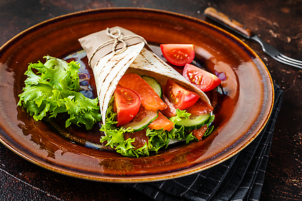 포토 JPG 해외이미지 접시 포크 토마토 채소 실내 샌드위치 사람없음 아웃포커스 연어 랩 연어요리 나무배경 해외포토 식기 음식 백그라운드 촬영기법 어류 내부 파일형식 이미지허브