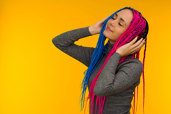 포토 JPG 해외이미지 모델 라이프스타일 여자 행복 음악 분홍색 이어폰 백그라운드 노래 모바일 실내 한명 미소 사람 취미 10대 노란색 유행 헤드폰 듣기 흰색 춤 시원함 라디오 온라인 주근깨 고립 멜로디 인기 스타일 힙스터 해외포토 1 패션 감정 컬러 음향기기 모션 청소년 문화예술 표정 내부 생활 전자제품 점 파일형식 이미지허브