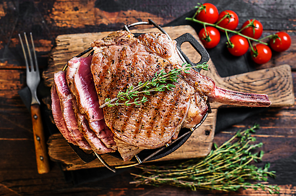 포토 JPG 해외이미지 포크 방울토마토 실내 스테이크 비프스테이크 사람없음 하이앵글 소고기 슬라이스 나무도마 백리향 나무배경 해외포토 식기 뷰포인트 백그라운드 토마토 도마 서양음식 육류 내부 목재 파일형식 이미지허브