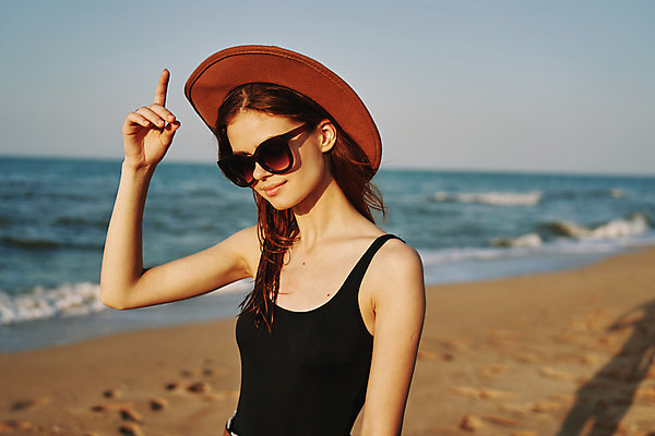 포토 JPG 해외이미지 주간 여자 여유 휴식 한명 손짓 상반신 성인 해변 야외 옆모습 여름휴가 바캉스 선글라스 손들기 성인여자한명만 해외포토 자연요소 1 감정 안경 바다 뷰포인트 컨셉 모션 휴가 사람 여자한명만 성인여자만 파일형식 여름_계절 이미지허브