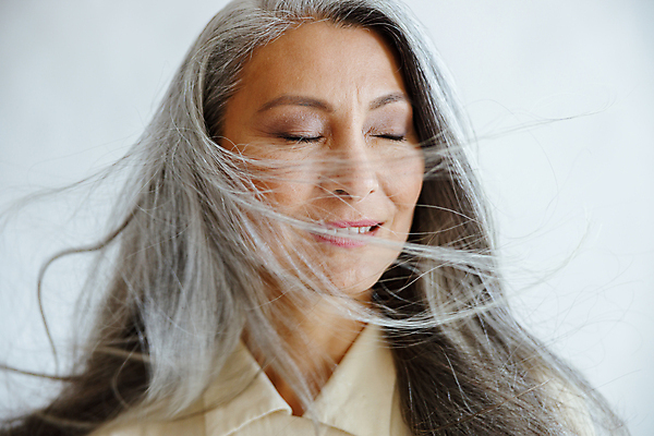 포토 JPG 해외이미지 모델 라이프스타일 헤어스타일 응시 여자 행복 포즈 백그라운드 건강 한명 미소 사람 동양인 성인 빛 뷰티 카메라 상점 침묵 회색 닫기 중앙 은색 은퇴 블라우스 긍정 돌봄 스타일 해외포토 1 시선 감정 컬러 컨셉 상의 모션 표정 인종 생활 전자제품 소리 파일형식 이미지허브