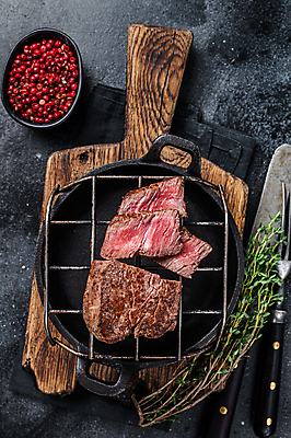 포토 JPG 해외이미지 검은배경 단면 실내 스테이크 비프스테이크 사람없음 하이앵글 소고기 나이프 그릴 슬라이스 나무도마 백리향 통후추 해외포토 식기 뷰포인트 백그라운드 주방용품 도마 서양음식 육류 내부 목재 검은색 칼 후추 파일형식 이미지허브