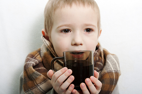포토 JPG 해외이미지 백인 1 손 응시 옷 남자 얼굴 음료 어린이 백그라운드 건강 한명 사람 소년 컵 약 갈색 목도리 고통 머그컵 추위 환자 슬픔 마시기 흰색 침대 잡기 뜨거움 열 조직 바이러스 차 질병 담요 손수건 온도 알레르기 고립 돌봄 해외포토 서양인 식기 시선 잡화 감정 컬러 가구 의학 모션 신체부위 파일형식 이미지허브