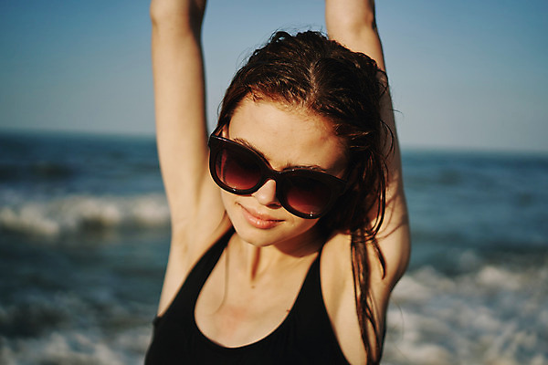 포토 JPG 해외이미지 주간 여자 여유 휴식 한명 상반신 성인 해변 야외 앞모습 아웃포커스 여름휴가 바캉스 선글라스 기지개 성인여자한명만 해외포토 자연요소 1 감정 안경 바다 뷰포인트 컨셉 모션 휴가 촬영기법 사람 여자한명만 성인여자만 파일형식 여름_계절 이미지허브