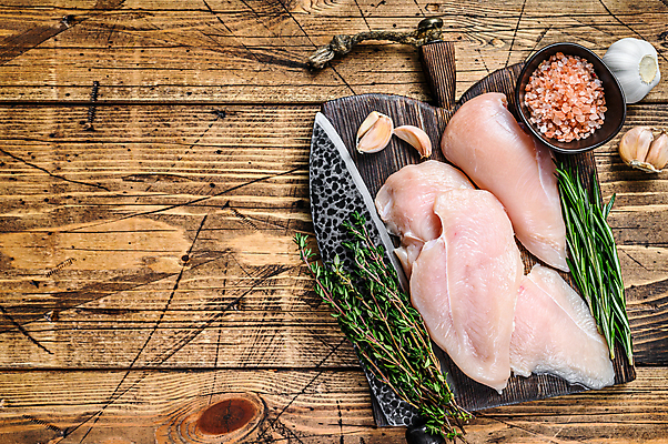 포토 JPG 해외이미지 실내 마늘 사람없음 하이앵글 닭고기 신선 날것 식칼 로즈메리 나무도마 닭가슴살 백리향 카피스페이스 나무배경 핑크솔트 해외포토 뷰포인트 백그라운드 채소 주방용품 도마 육류 내부 목재 공백 허브 소금 파일형식 이미지허브